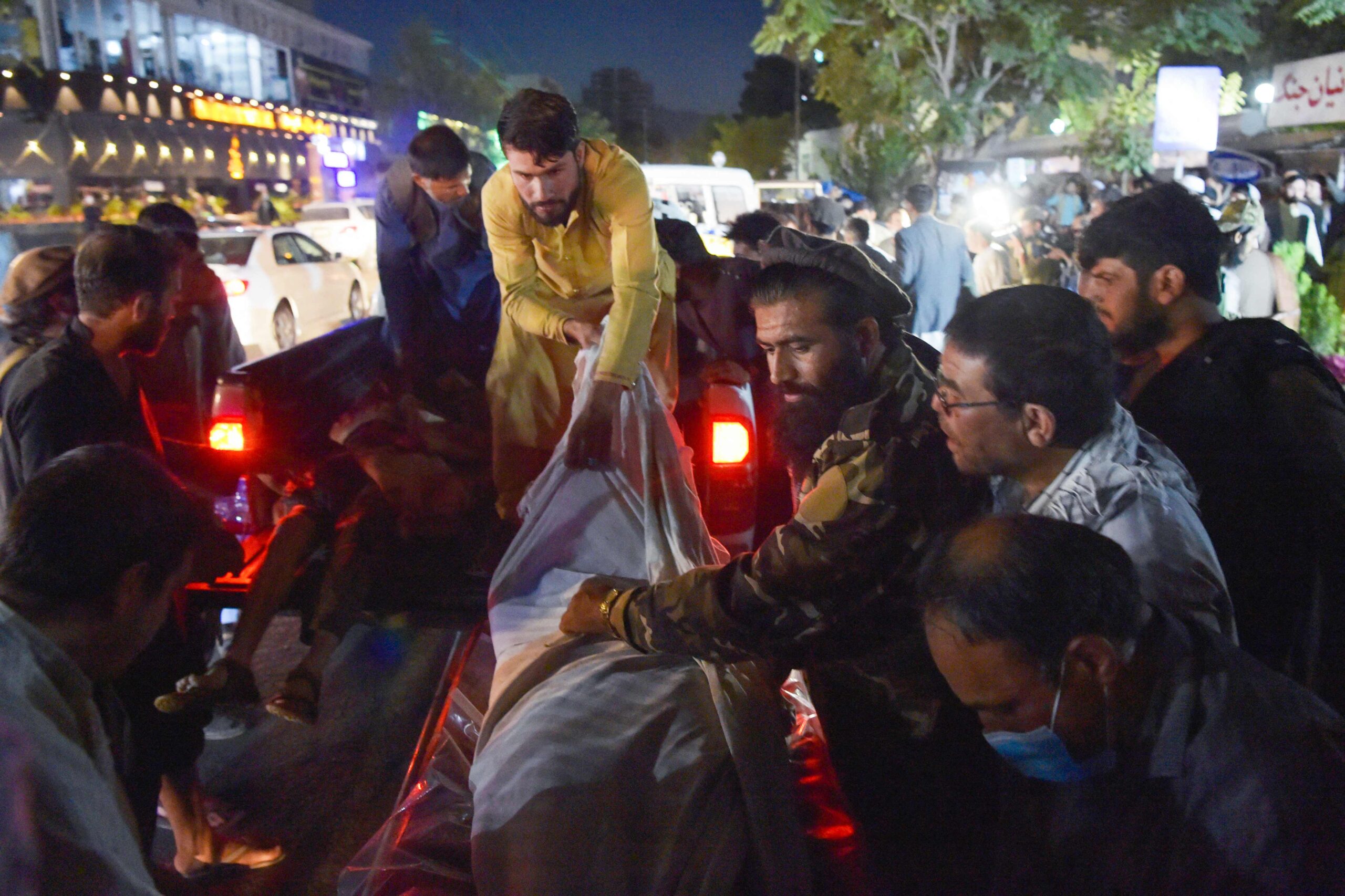 Госпитализация пострадавших при взрывах. Фото  Wakil KOHSAR / AFP/Scanpix/Leta