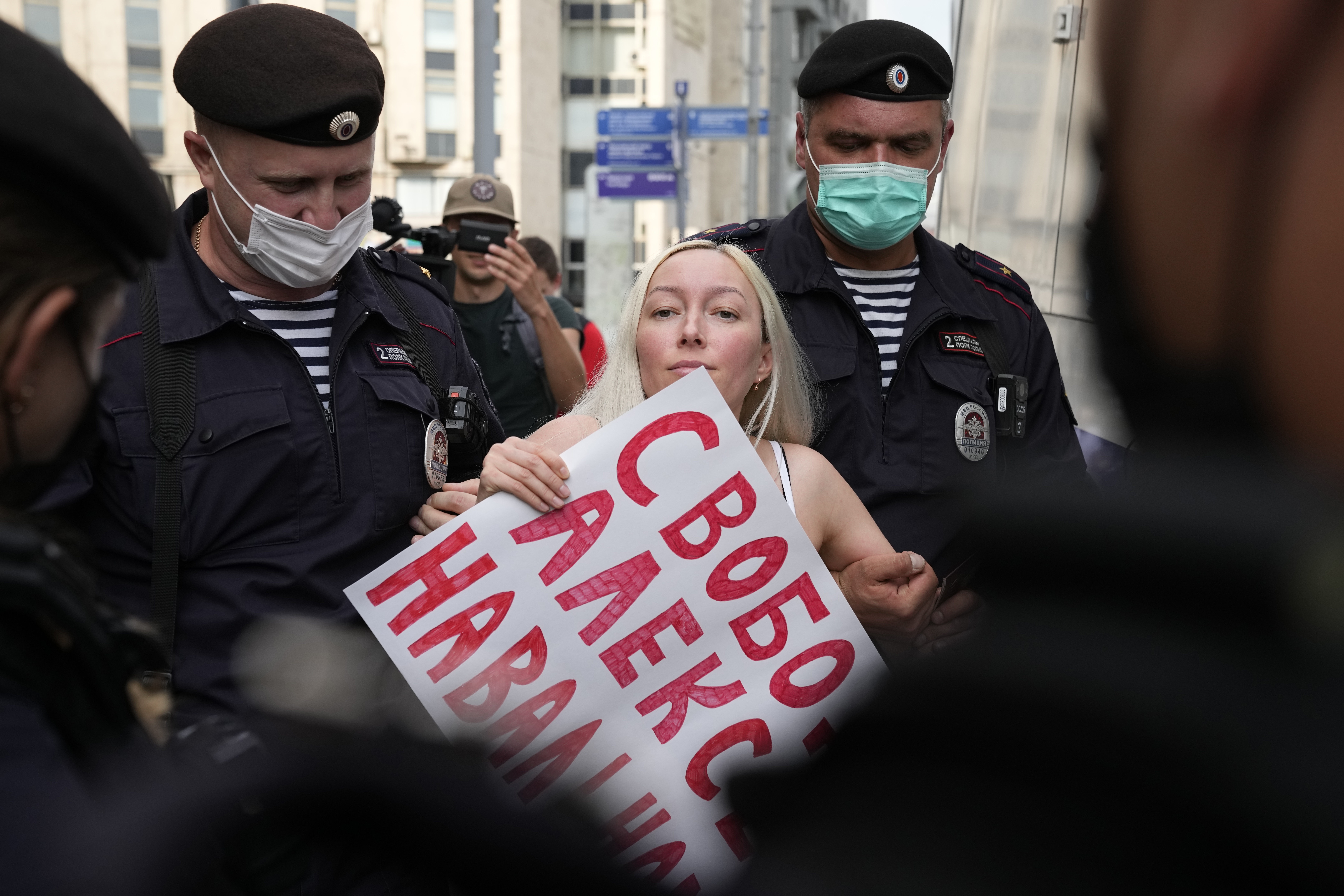 Задержание на акции КПРФ на Пушкинской площади. Фото  AP Photo/Alexander Zemlianichenko/Scanpix/Leta