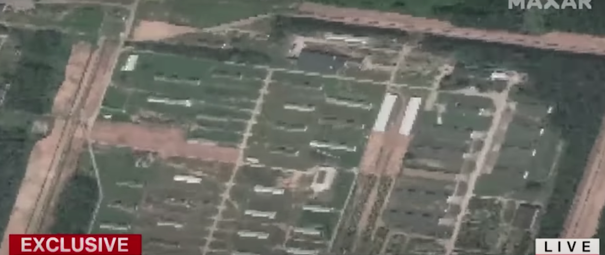 Кадры съемки с воздуха предполагаемого лагеря.  Скриншот видео CNN