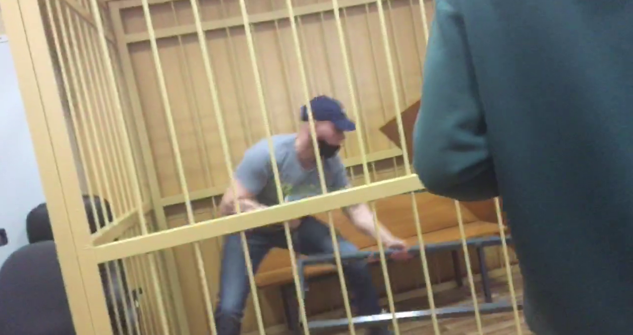 Артем Милушкин ломает скамейку в здании суда после оглашения приговора. Скриншот видео Telegram-канал "Коротенечко"