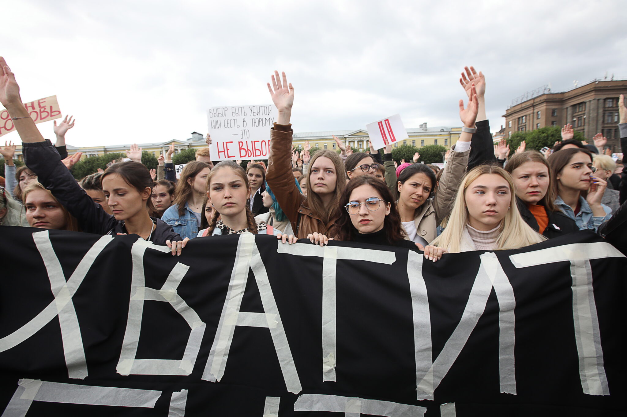 Участницы акции в поддержку сестер Хачатурян, убивших отца в ответ на насилие с его стороны. Фото  Sergei Konkov/TASS/Scanpix/Leta