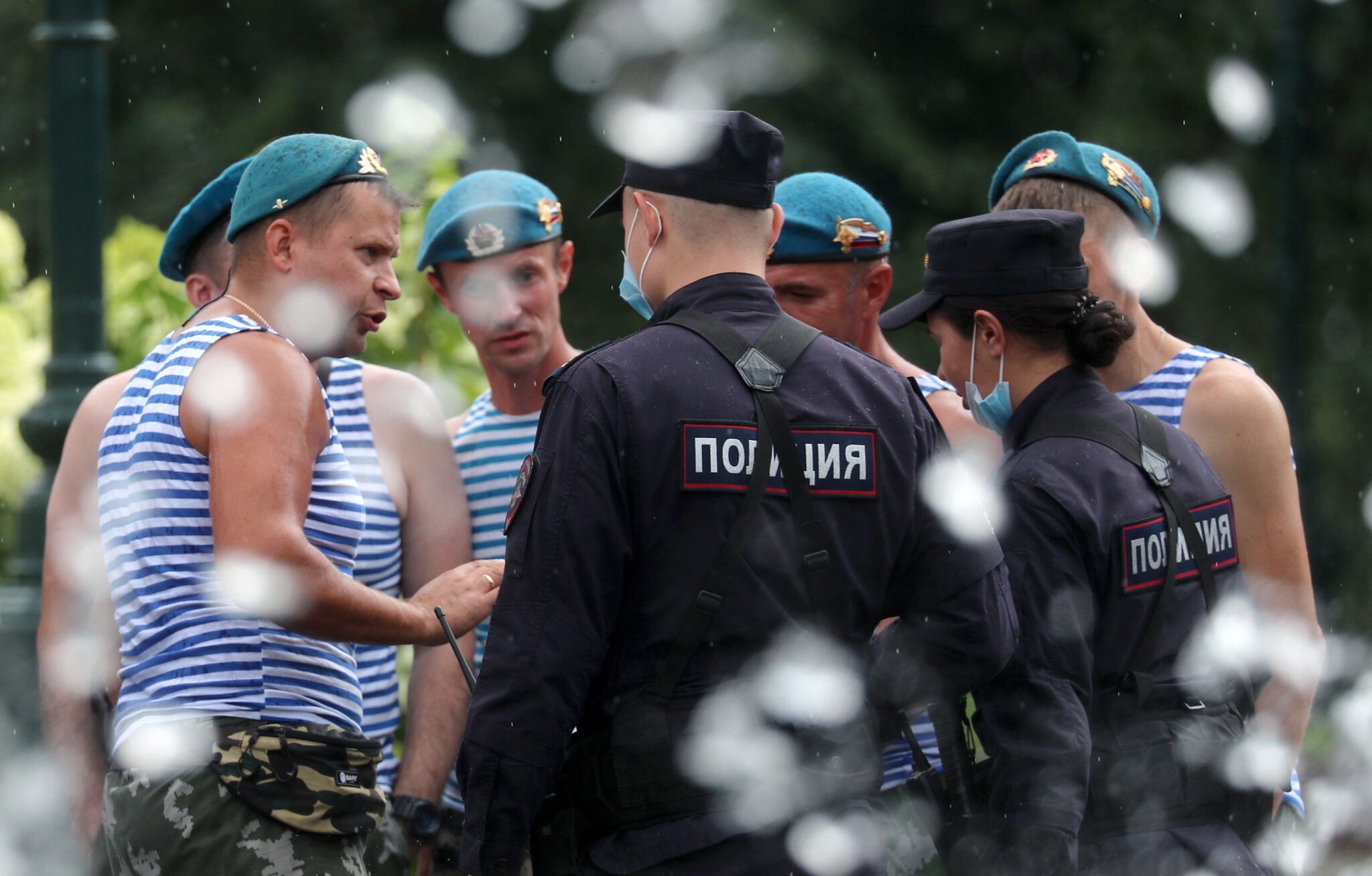 Празднующие Дня ВДВ и полиция в Москве. Фото  Sergei Fadeichev/TASS/Scanpix/Leta