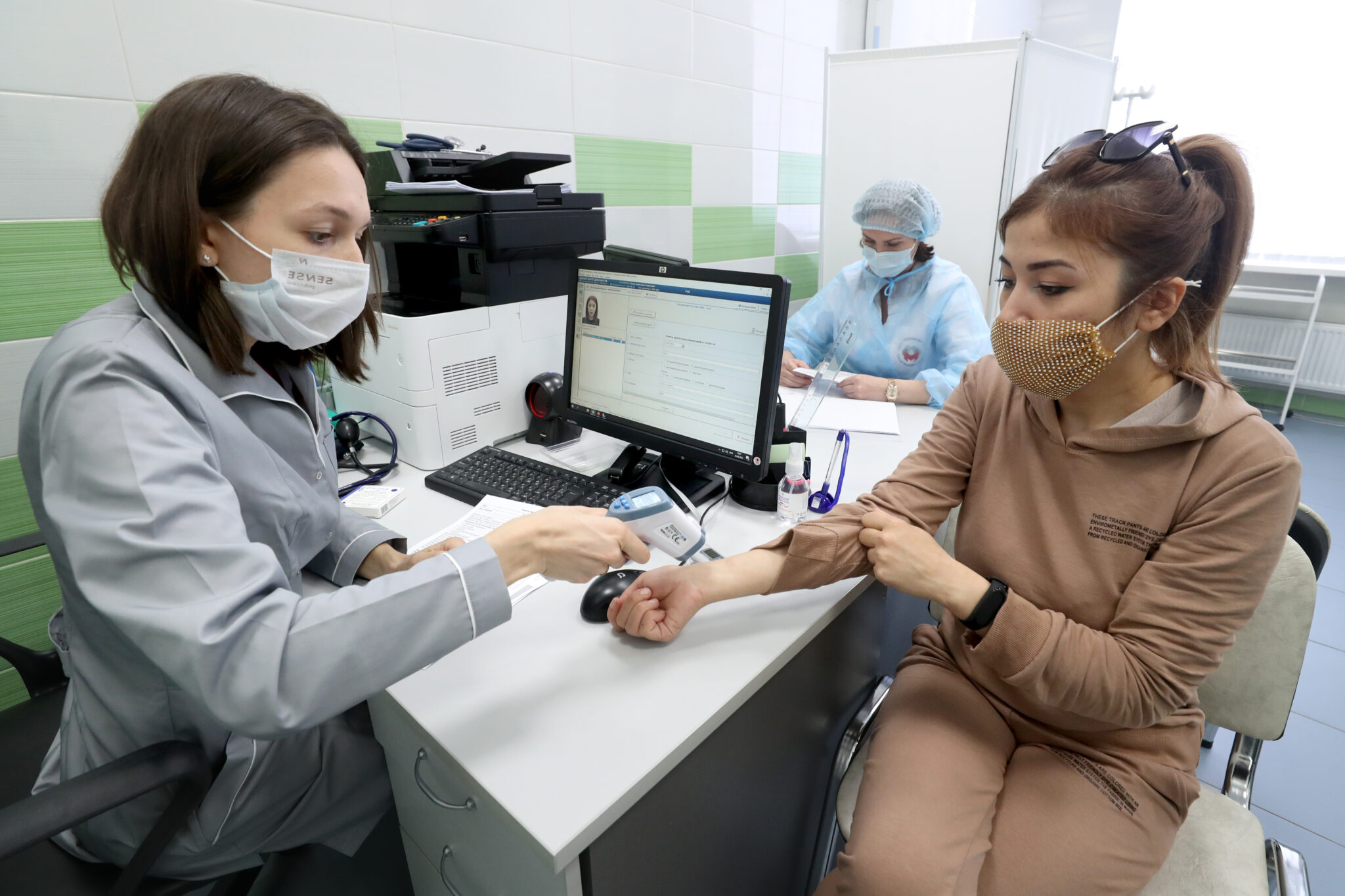 Прием врача перед прививкой от коронавируса. Фото Peter Kovalev / TASS / Scanpix / Leta