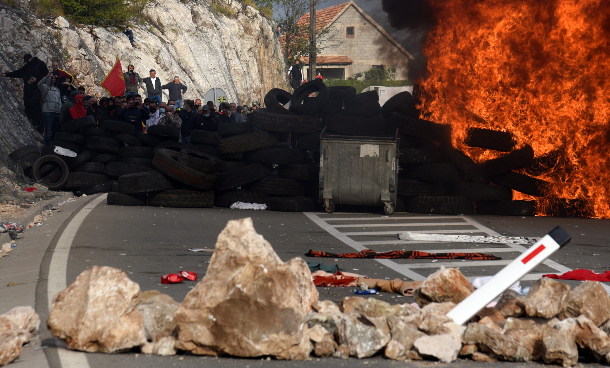 Протестующие у въезда в Цетину. Фото   EPA/BORIS PEJOVIC/Scanpix/Leta