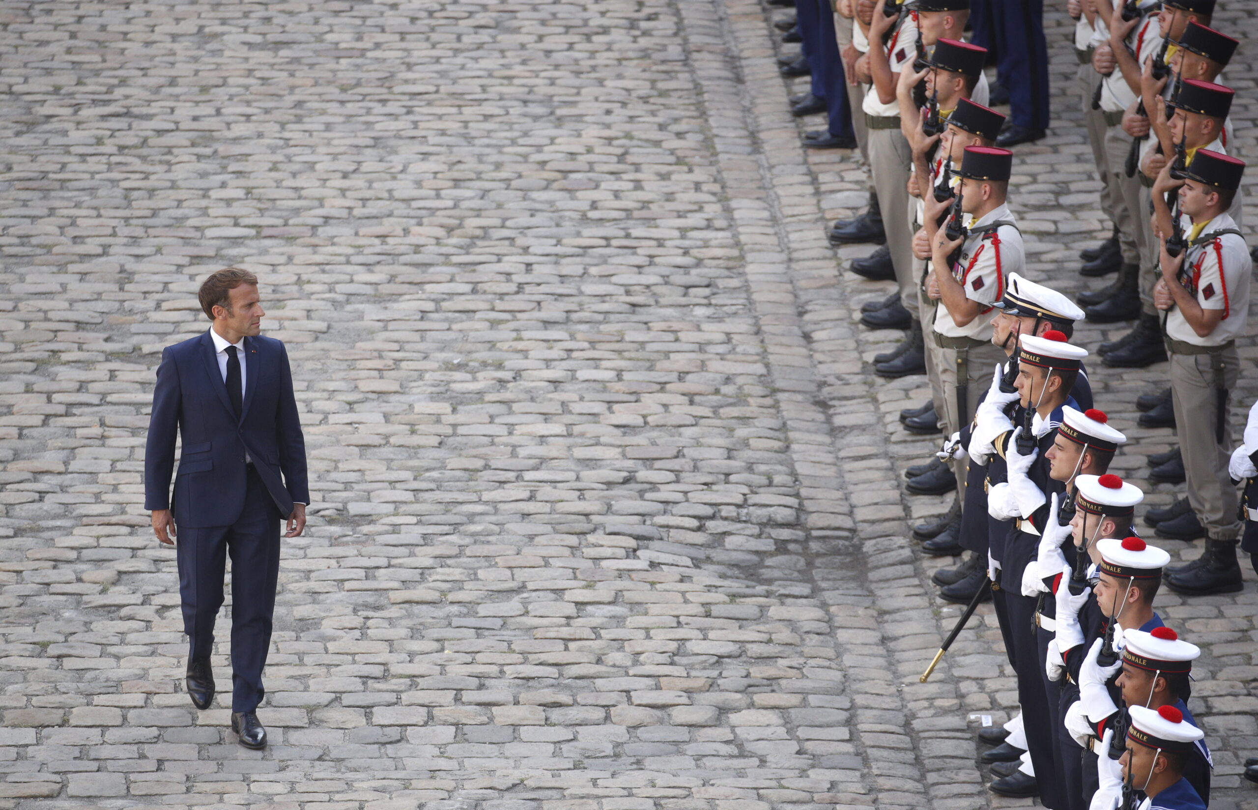 Президент Франции Эммаунэль Макрон на церемонии прощания с Бельмондо. Фото  EPA/YOAN VALAT/Scanpix/Leta
