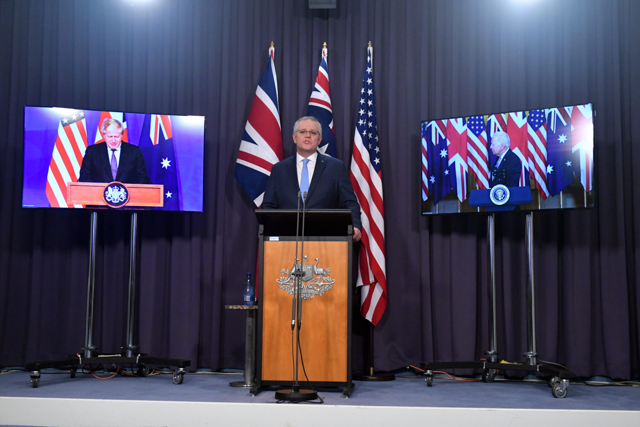Премьер-министр Великобритании Борис Джонсон, премьер-министр Австралии Скотт Моррисон (в центре) и президент США Джо Байден на совместной пресс-конференции. Фото MICK TSIKAS / TASS / Scanpix / Leta