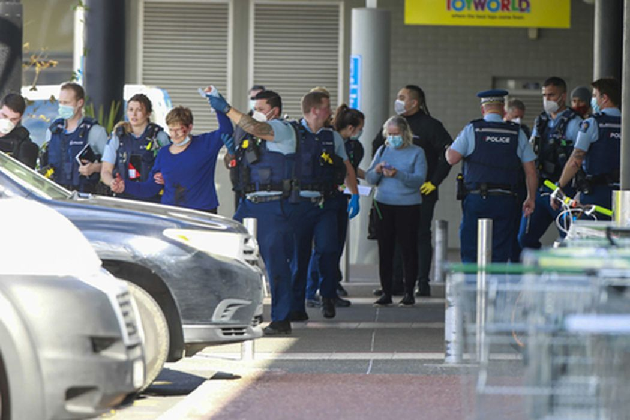 Полиция возле супермаркета в Окленде. Фото AP/Scanpix/LETA