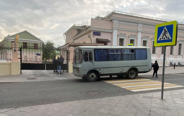 Полиция перед зданием горкома КПРФ. Фото: Дмитрий Локтев/Sota