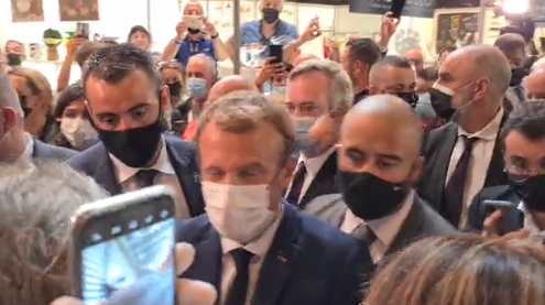 Президент Франции Эммануэль Макрон в момент попадания в него яйца. Кадр видео, опубликованного в Twitter-аккаунте Lyonmag