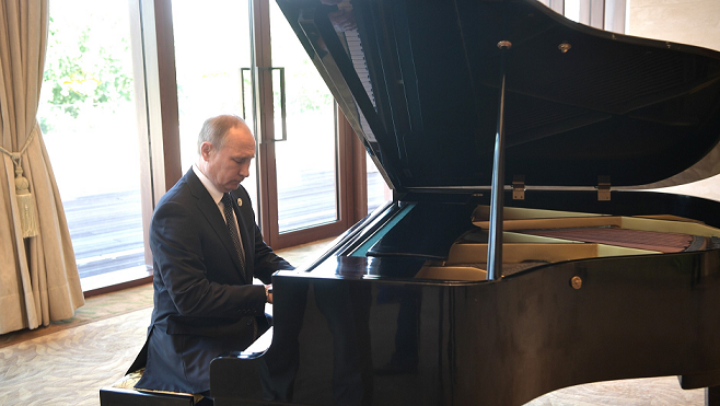Путин за роялем в резиденции Си Цзиньпина. Фото пресс-службы Кремля