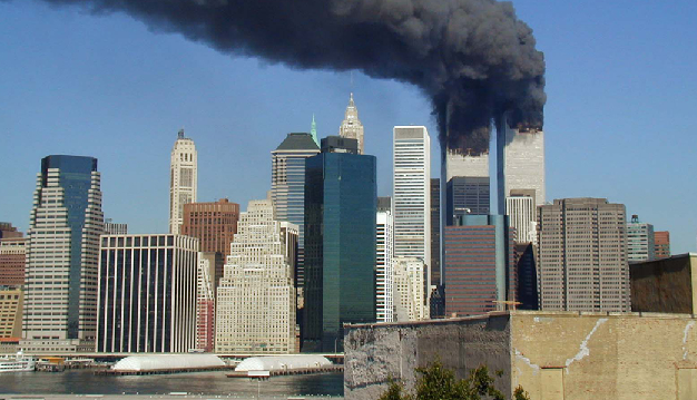 Горящие Башни-близнецы 11 сентября 2001 года. Фото Public Domain