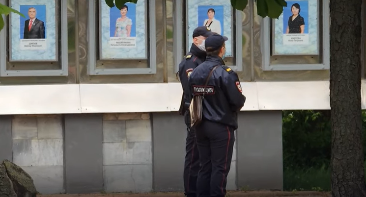 Полицейские на избирательном участке. Кадр видео, опубликованного изданием "7х7"