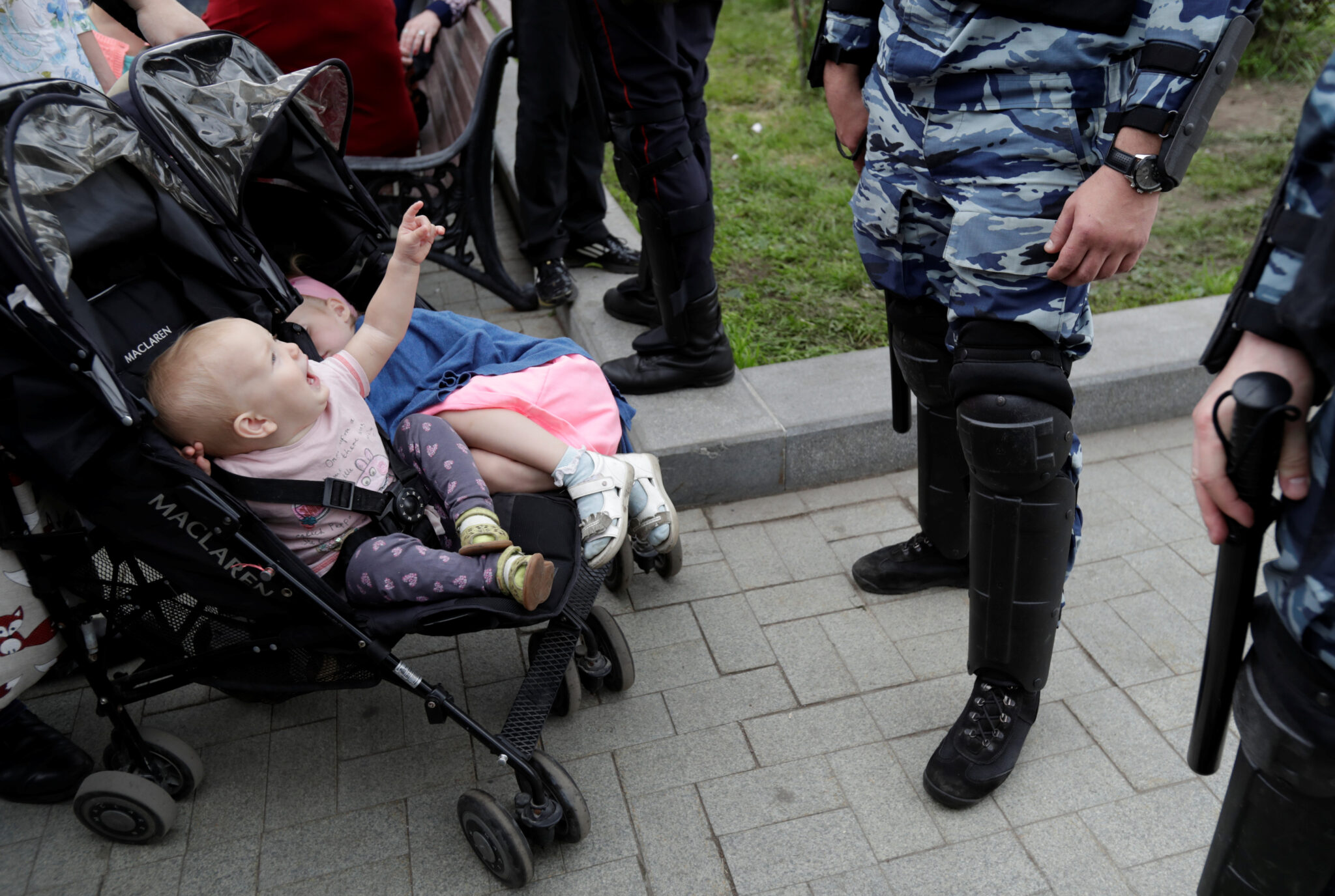 Ребенок перед полицейскими. Фото TATYANA MAKEYEVA / TASS / Scanpix / Leta