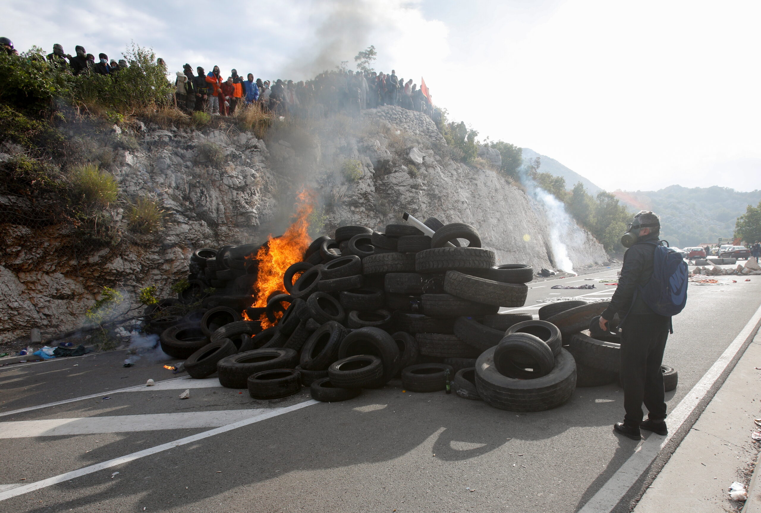 Протестующие пытались забаррикадировать въезд в город. Фото REUTERS/Stevo Vasiljevic/Scanpix/Leta