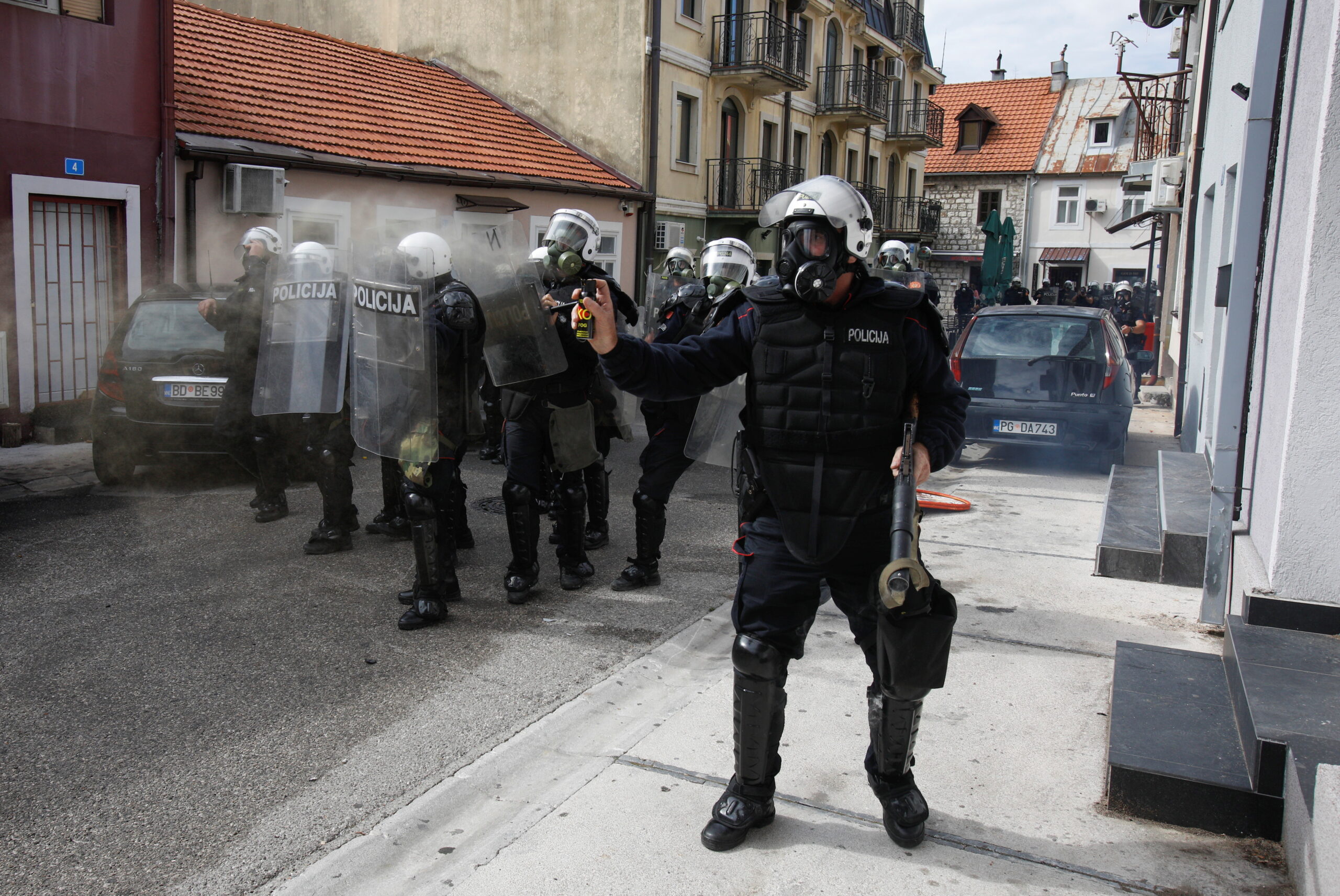 Полицейские собираются в группу, чтобы дать отпор протестующим. Фото REUTERS/Stevo Vasiljevic/Scanpix/Leta