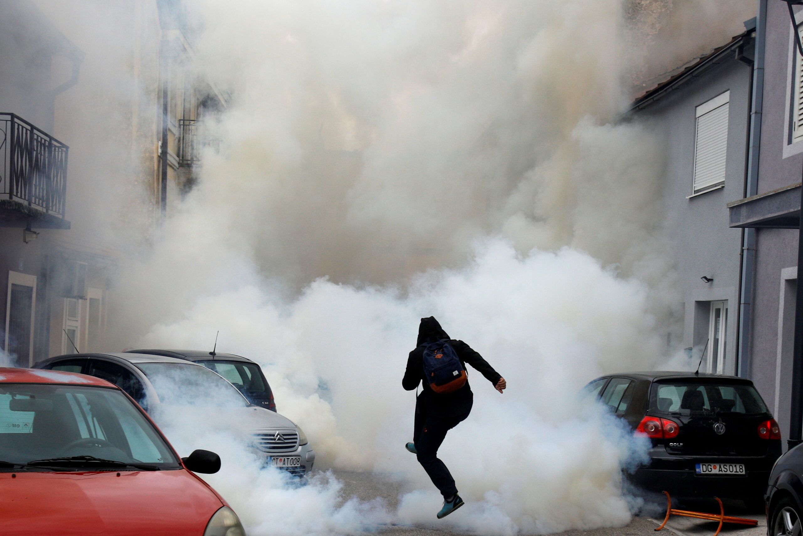 Полиция применила против протестующих слезоточивый газ. Фото REUTERS/Stevo Vasiljevic TPX IMAGES OF THE DAY/Scanpix/Leta