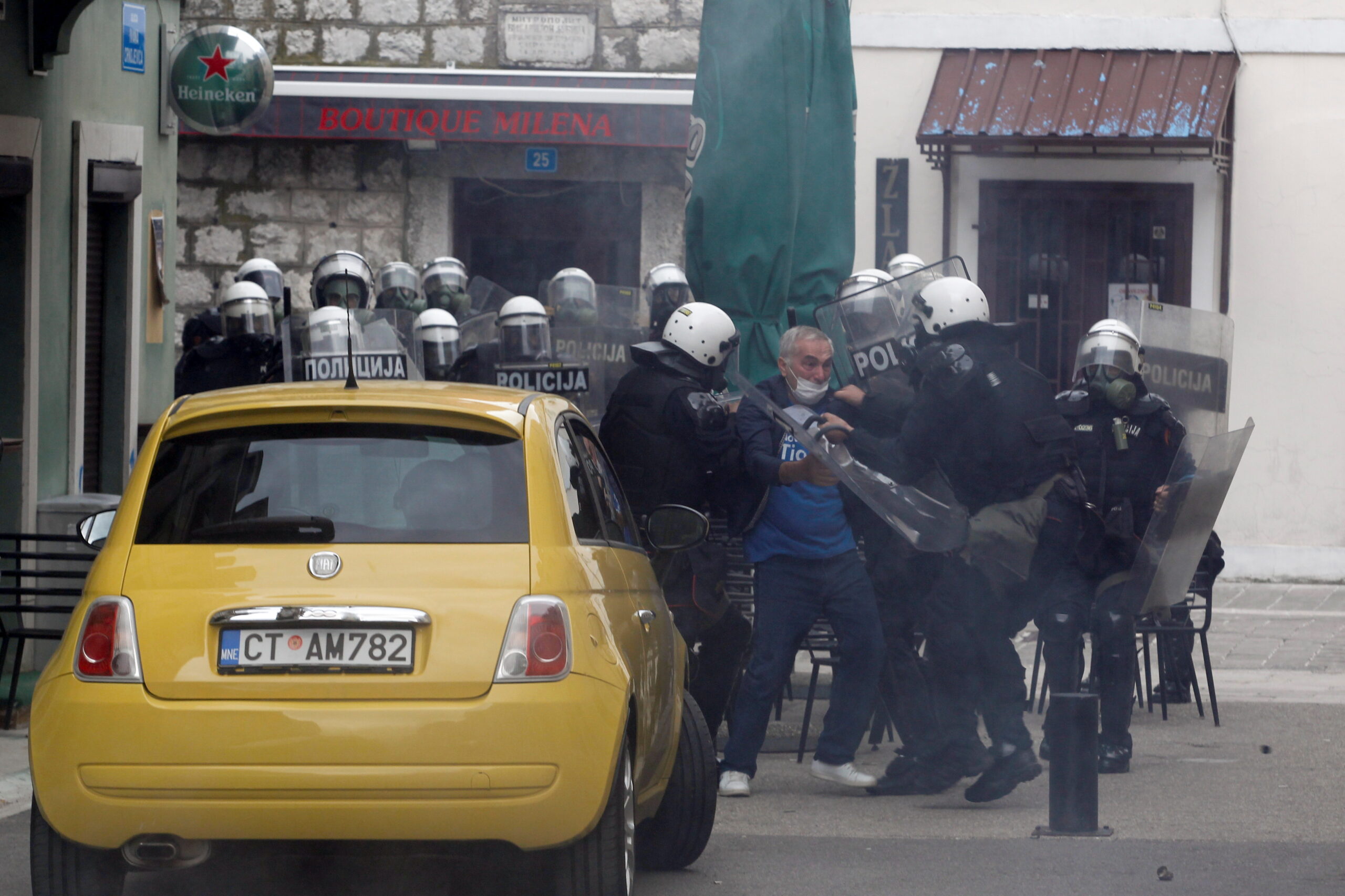 Задержание протестующего в Цетине. Фото  REUTERS/Stevo Vasiljevic/ Scanpix/Leta