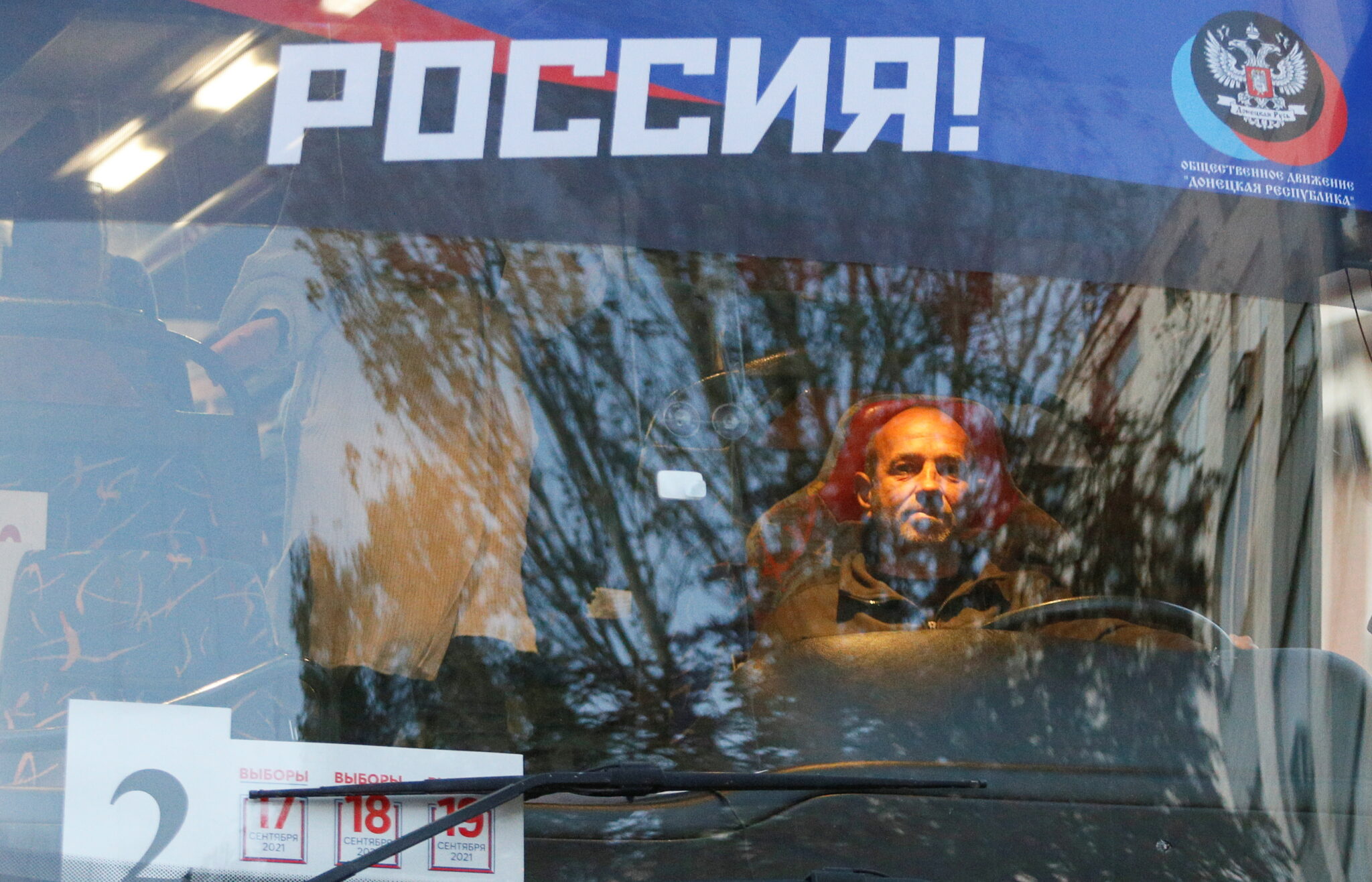 Водитель с избирателями из Донецка. Фото  REUTERS/Alexander Ermochenko/Scanpix/Leta