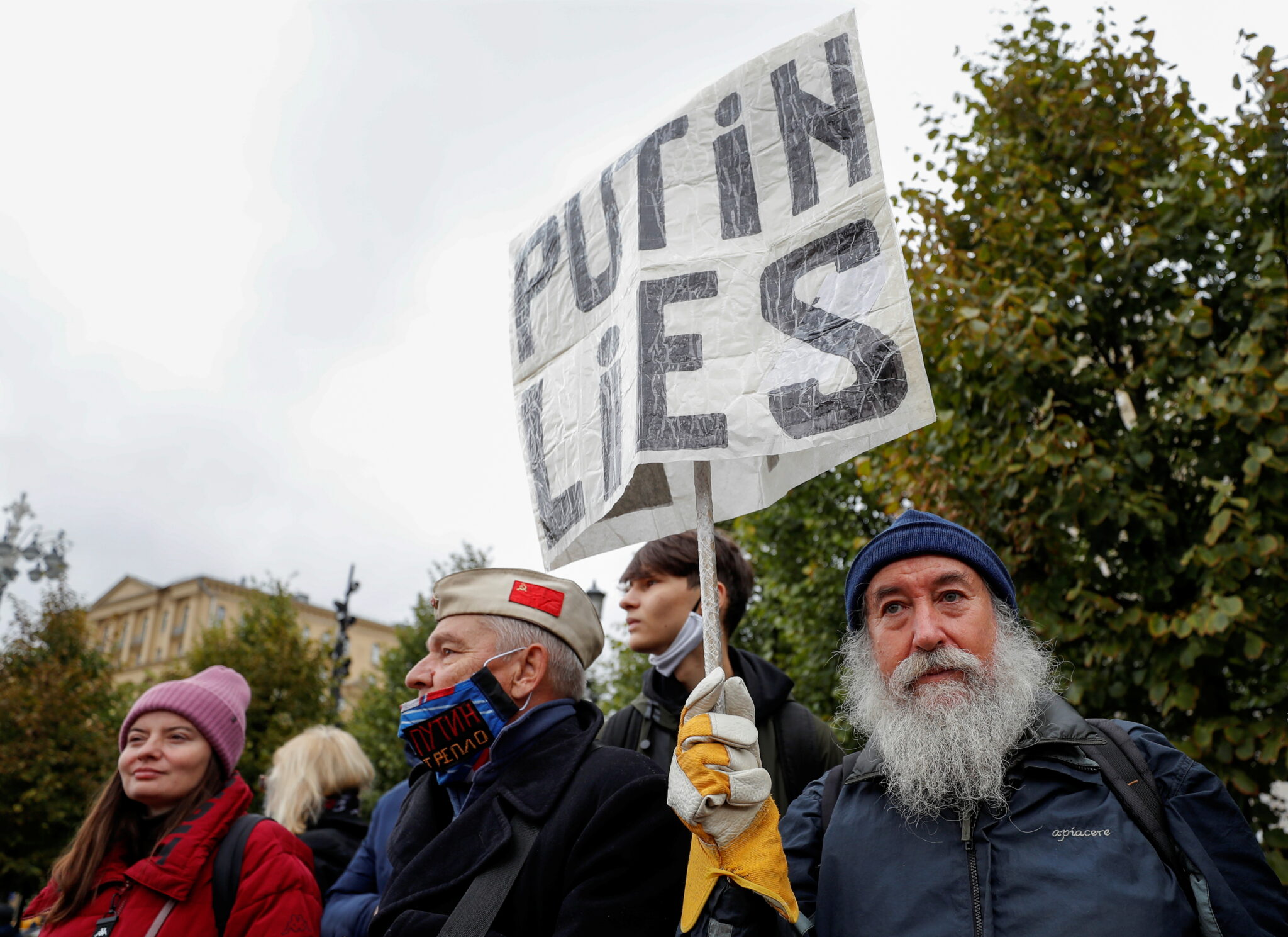 Участники акции КПРФ с баннером "Путин лжет". Фото  REUTERS/Evgenia Novozhenina/Scanpix/Leta
