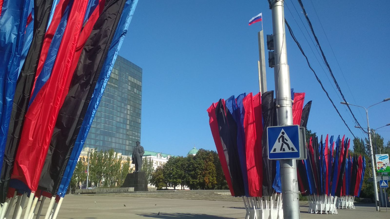 Донецк, центральная площадь имени Ленина пуста, но всегда готова к праздникам. Фото Spektr.Press
