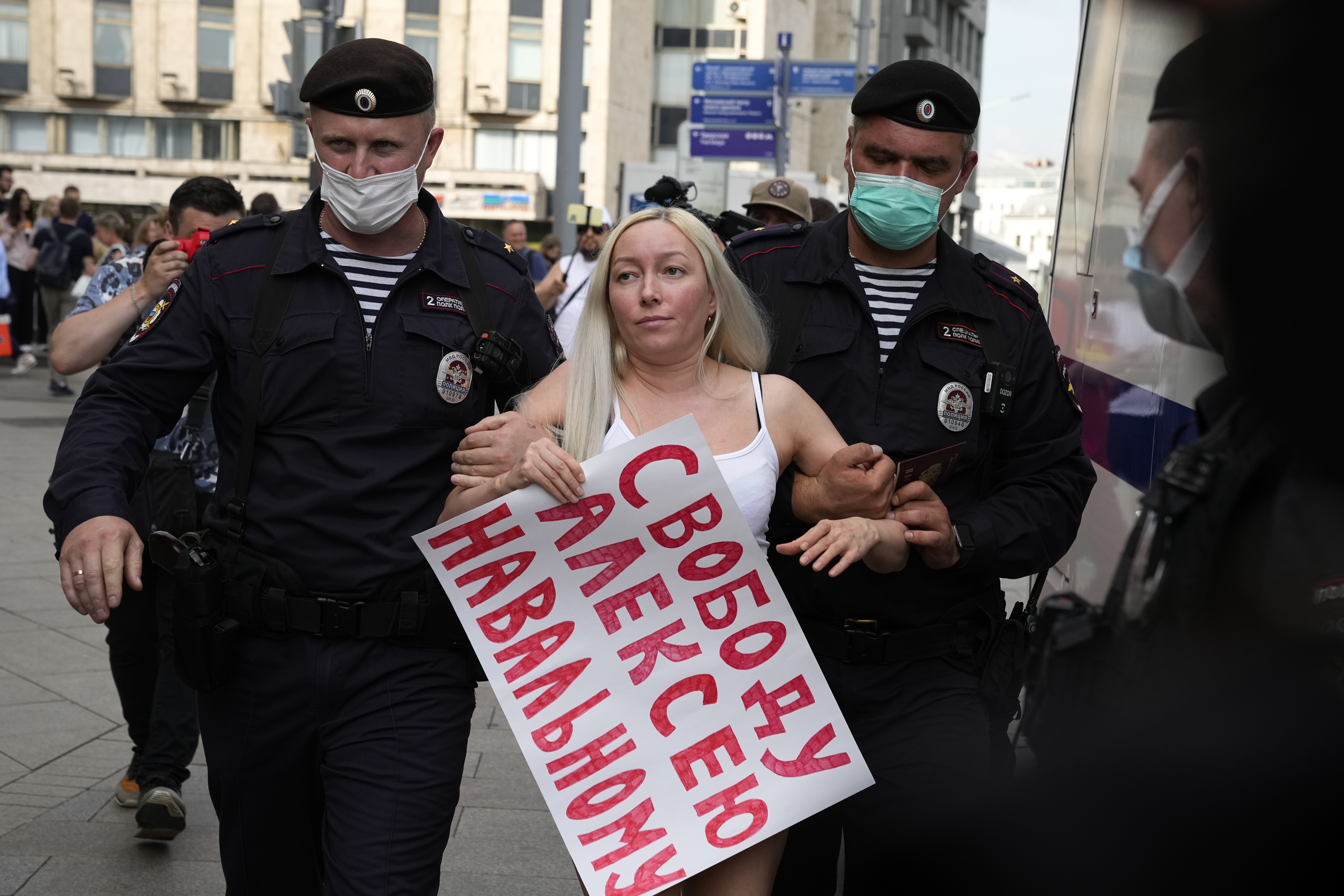 Женщина с плакатом в поддержку Алексея Навального. Фото Alexander Zemlianichenko / TASS / Scanpix / Leta