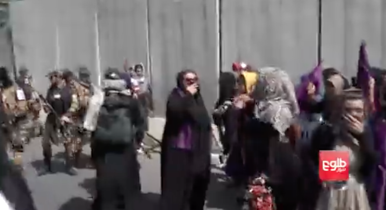 Боевики и протестующие. Скриншот видео  Twitter  @TOLOnews