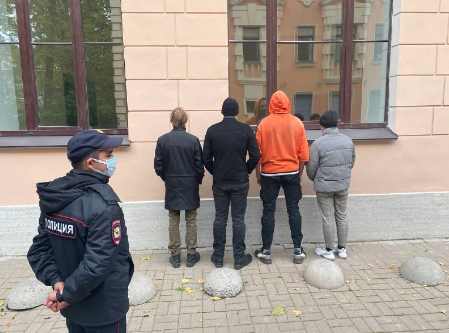 Задержание предполагаемых провокаторов у участка. Фото  Telegram Ирина Фатьянова