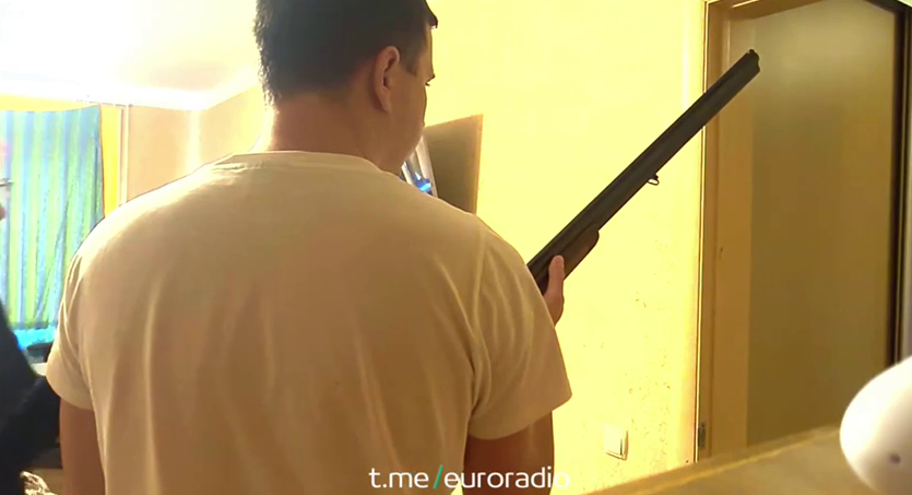 Напавший на сотрудника КГБ мужчина с ружьем. Скриншот видео  Euroradio