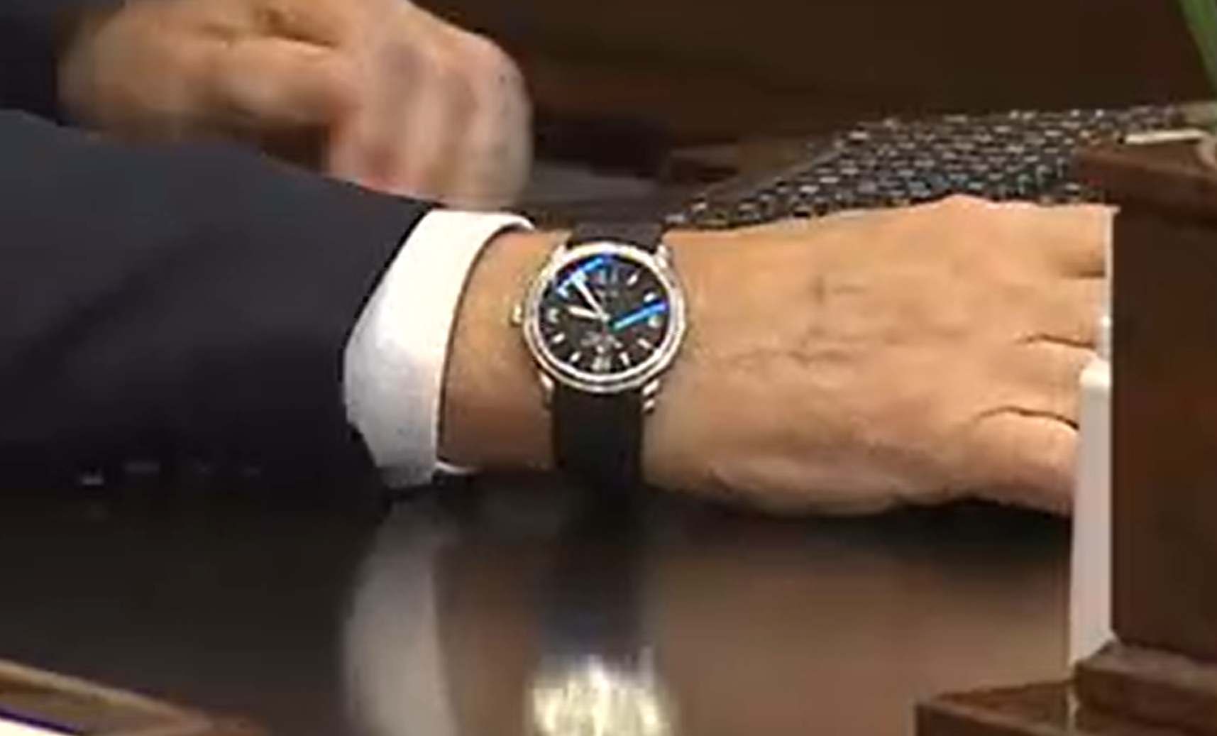 Часы Путина. Скриншот видео с сайта Кремля