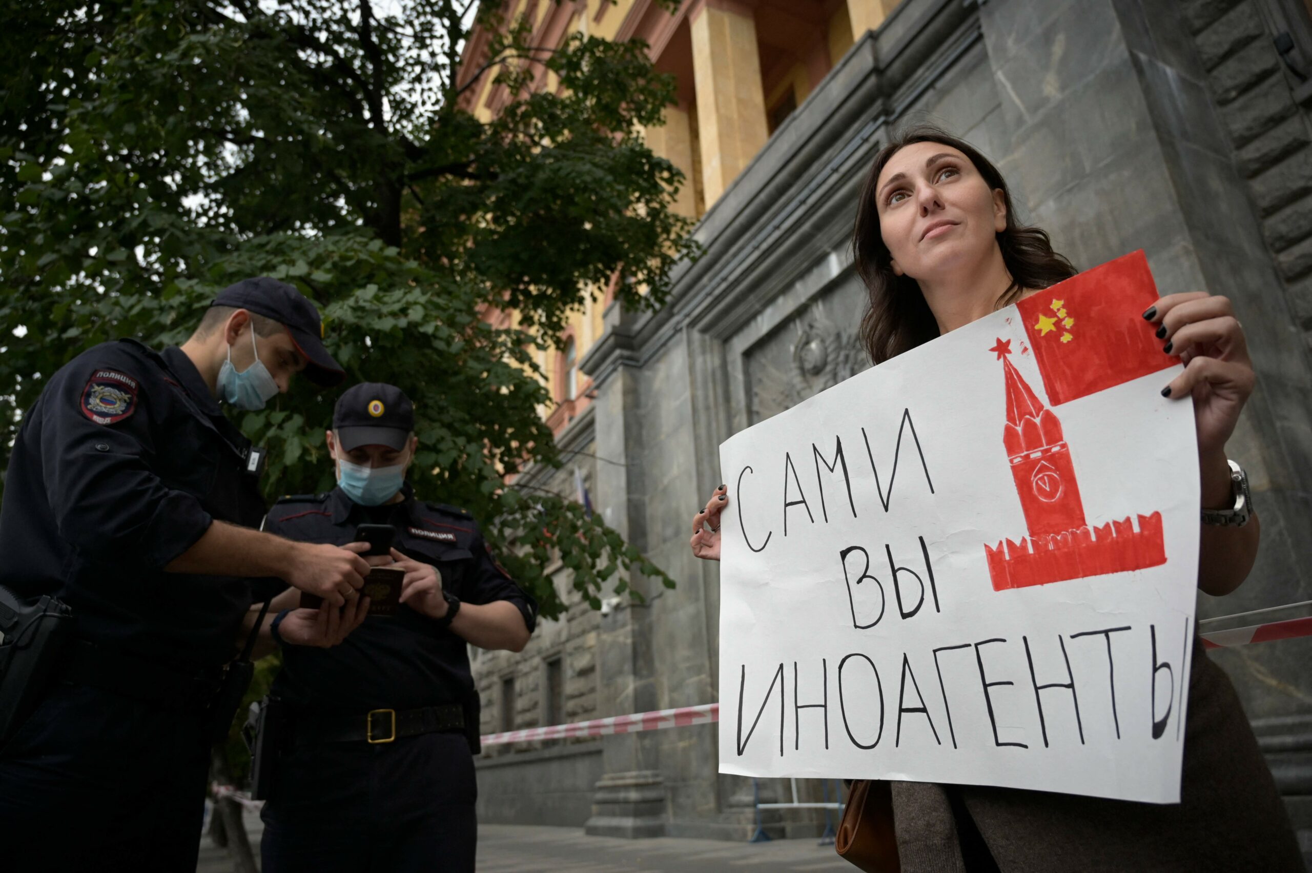 Женщина с плакатом в поддержку СМИ-иноагентов. Фото NATALIA KOLESNIKOVA / TASS / Scanpix / Leta