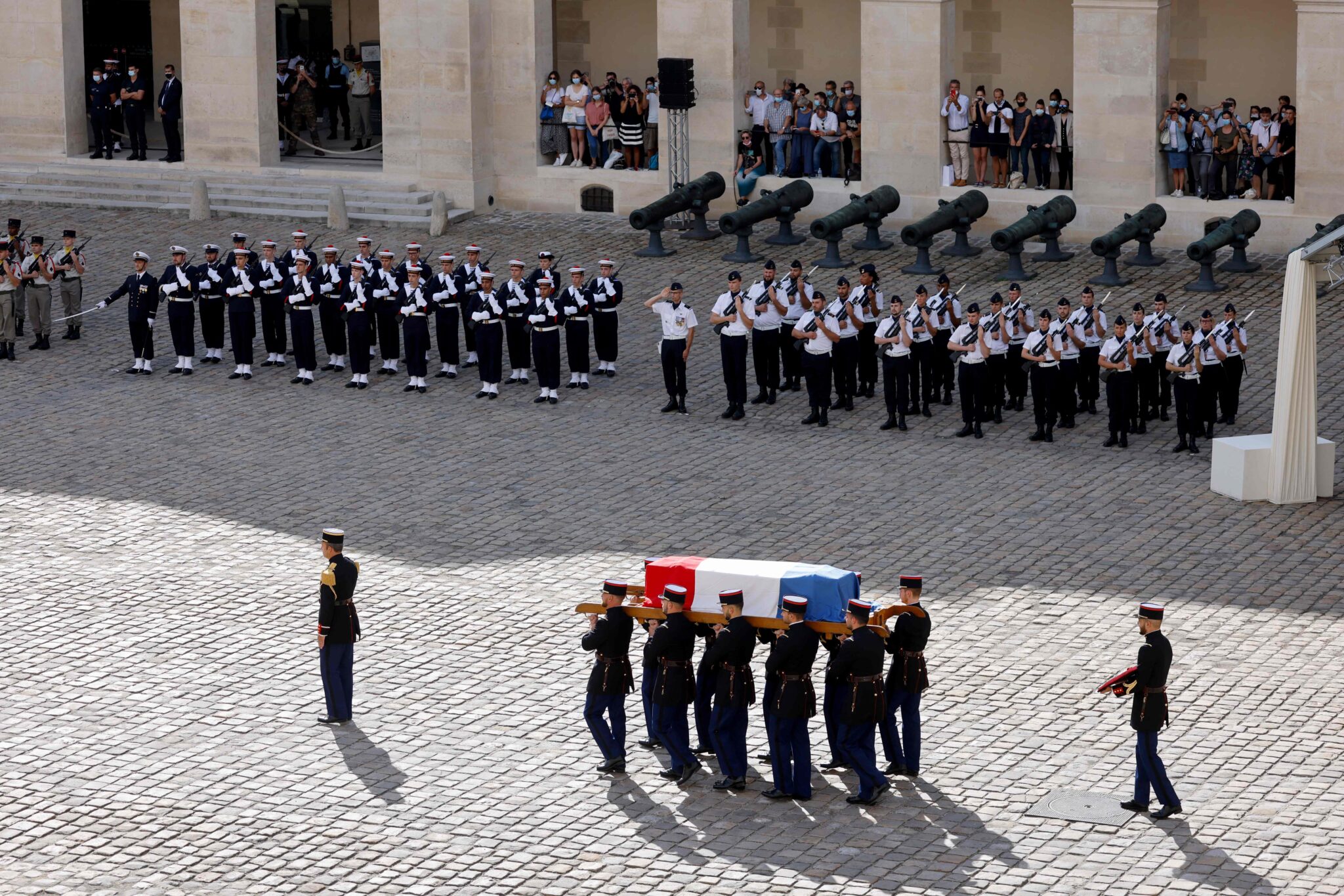 Военные проносят гроб с телом Бельмондо. Фото Ludovic MARIN / AFP/Scanpix/Leta