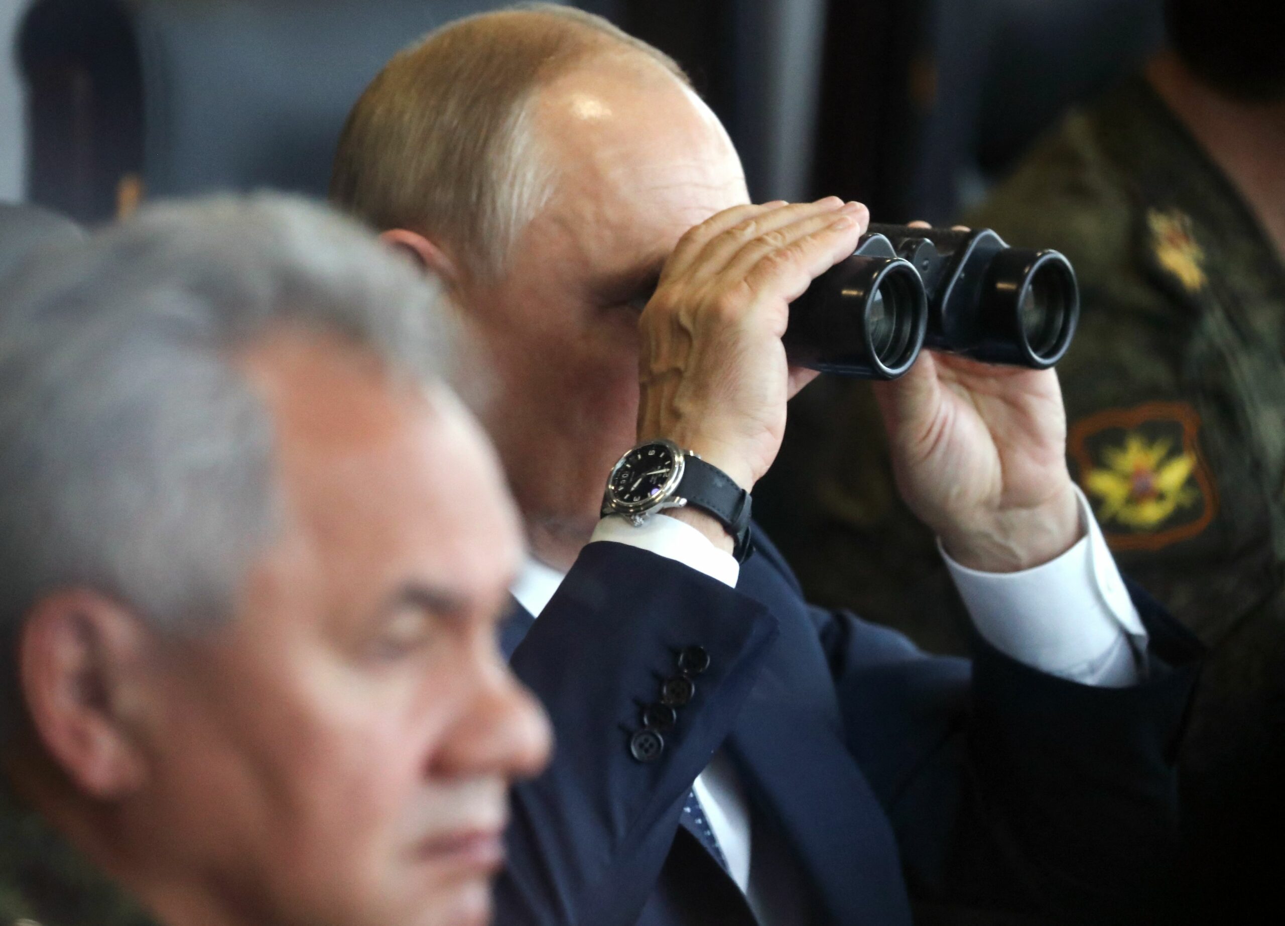 Владимир Путин и Сергей Шойгу наблюдают за ходом учений; Фото   Sergei SAVOSTYANOV / POOL / AFP/Scanpix/Leta
