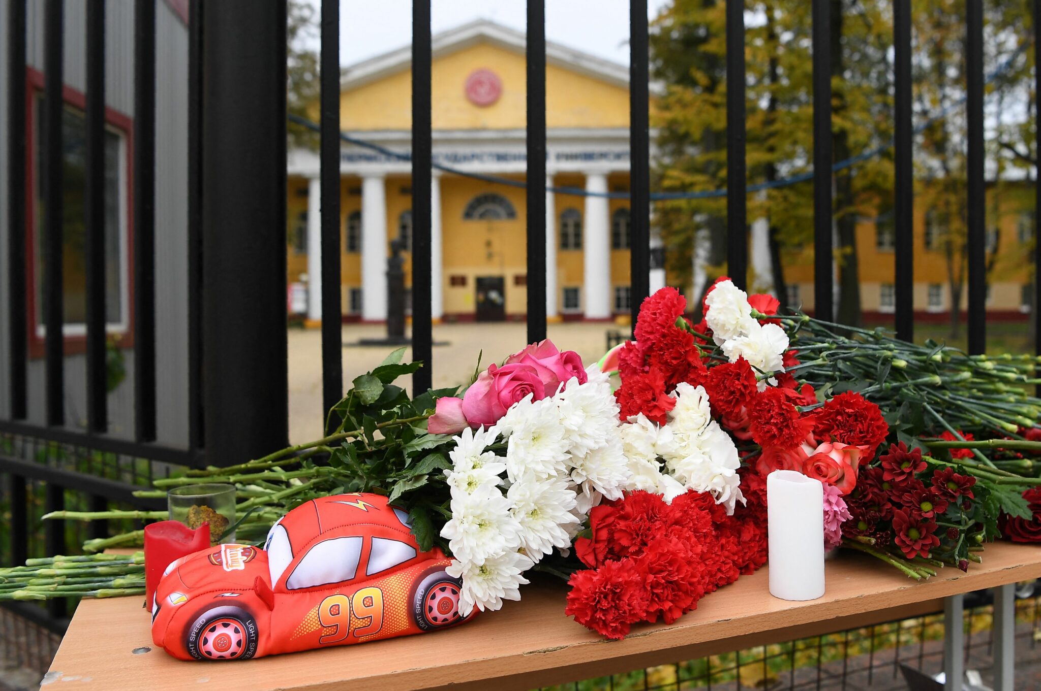 Мемориал у здания университета. Фото  NATALIA KOLESNIKOVA / AFP/Scanpix/Leta