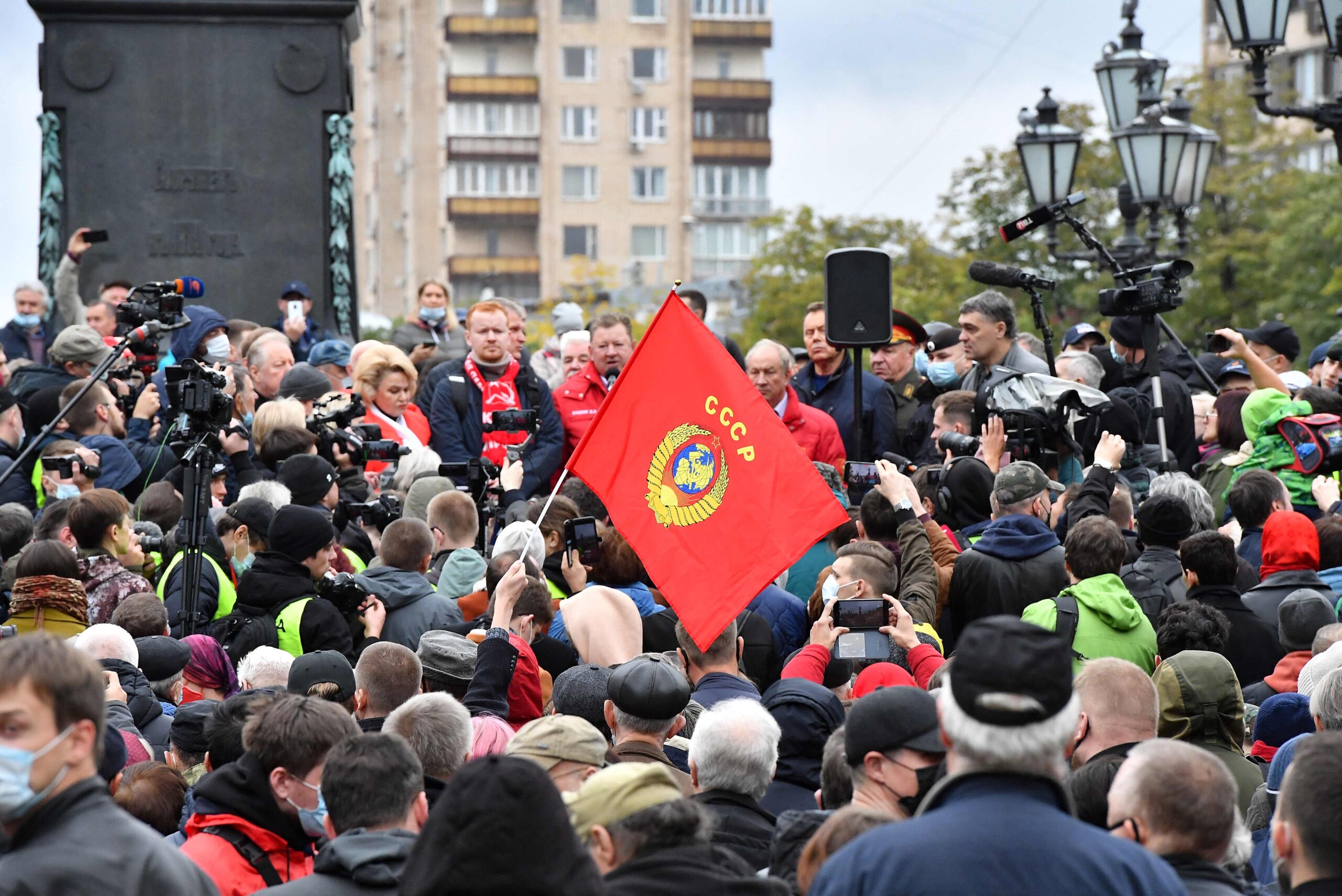 Флаг СССР на акции на пушкинской площади. Фото   Yuri KADOBNOV / AFP/Scanpix/Leta