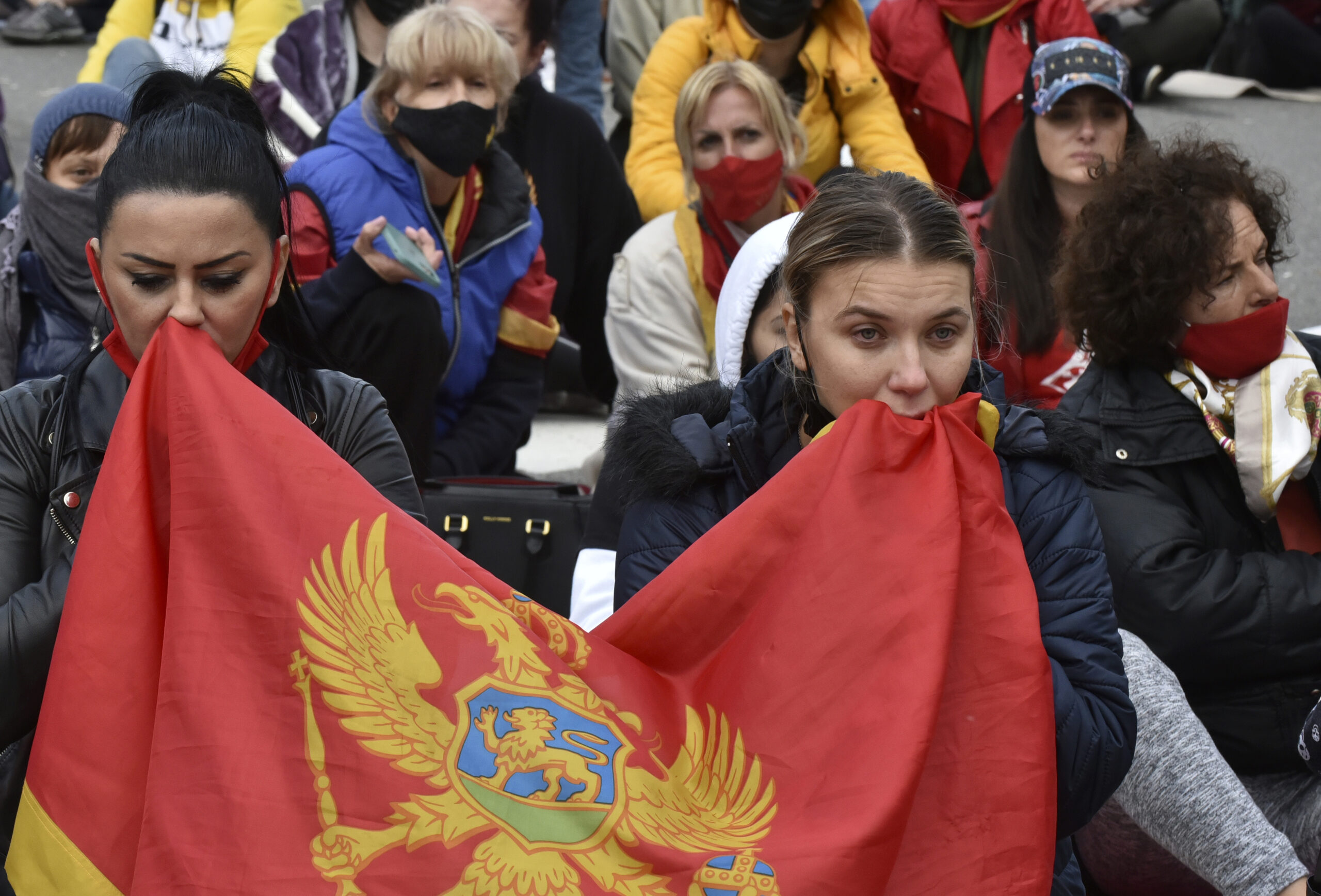 Участницы акции протеста с флагом Черногории в Цетине. Фото AP Photo/Risto Bozovic/Scanpix/Leta