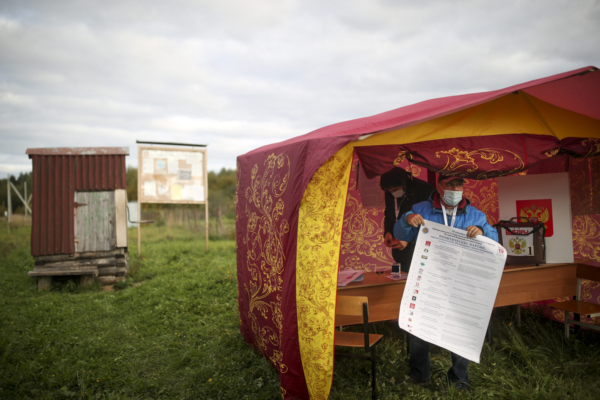 Избирательный участок в деревне  амойлово в Подмосковье. Фото Evgeny Feldman/Meduza via AP/Scanpix/Leta 