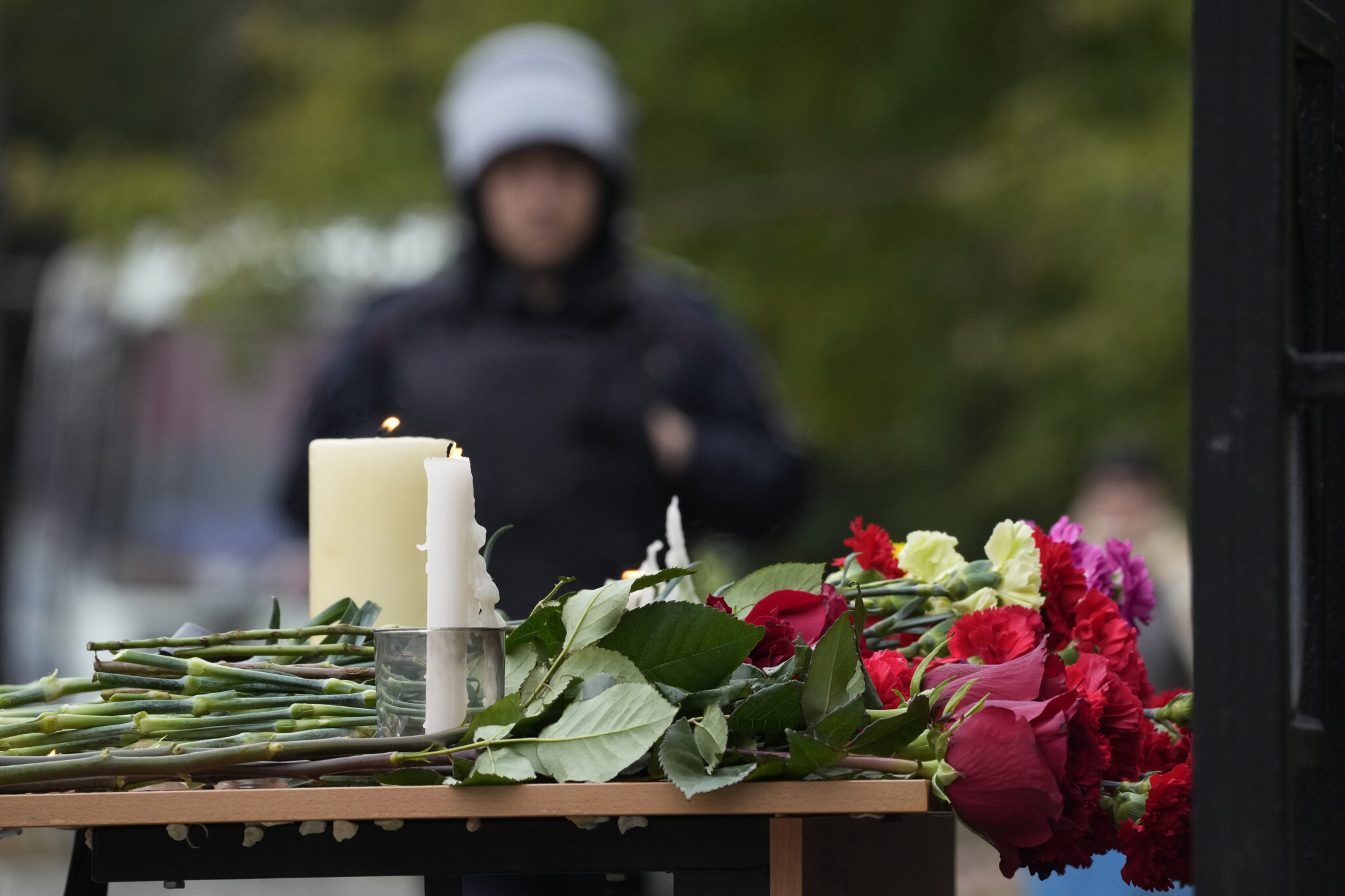Мемориал памяти погибшим в стрельбе в  ПГНИУ. Фото  AP Photo/Dmitri Lovetsky/Scanpix/Leta