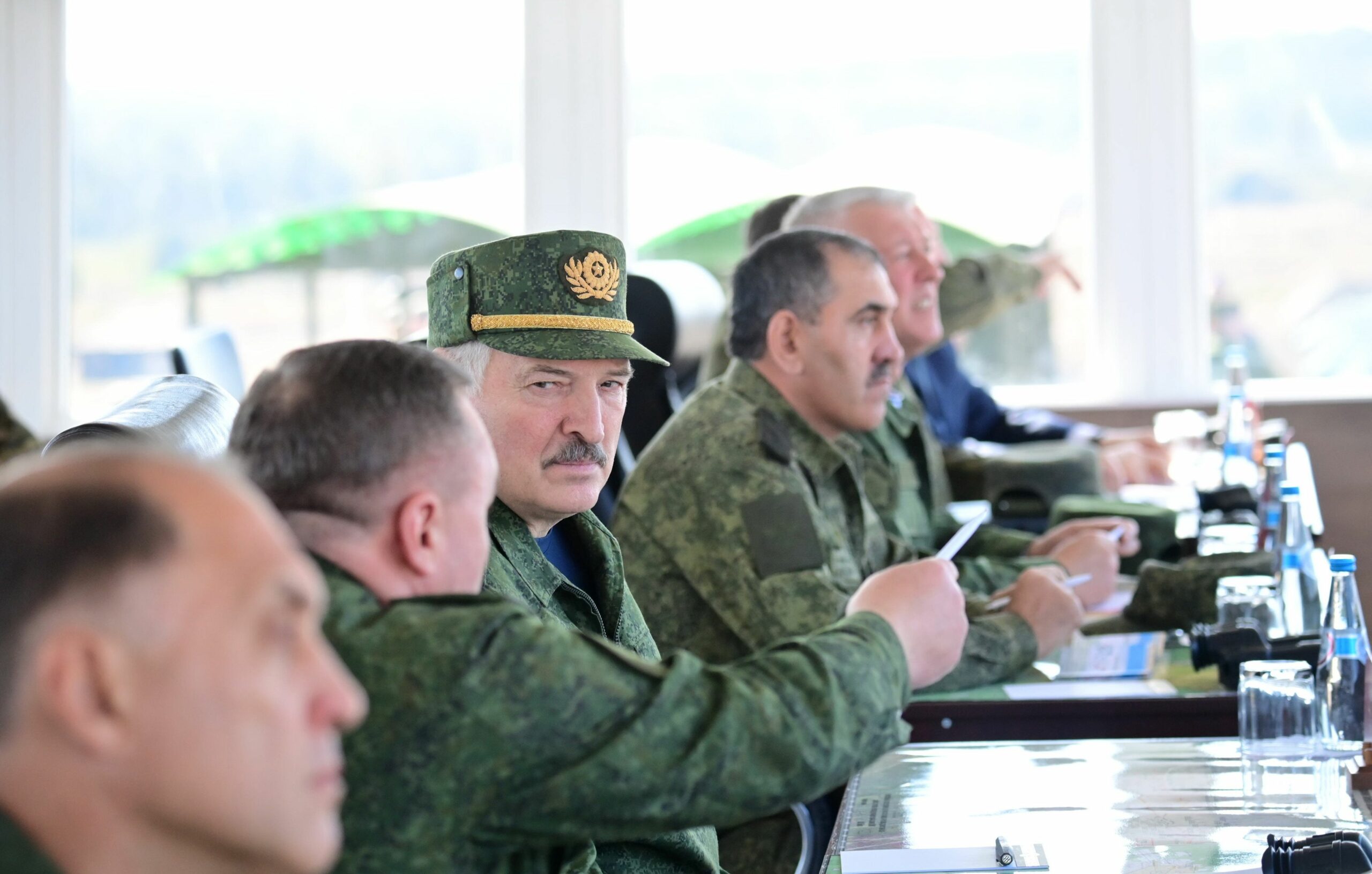 Лукашенко наблюдает за ходом учений 