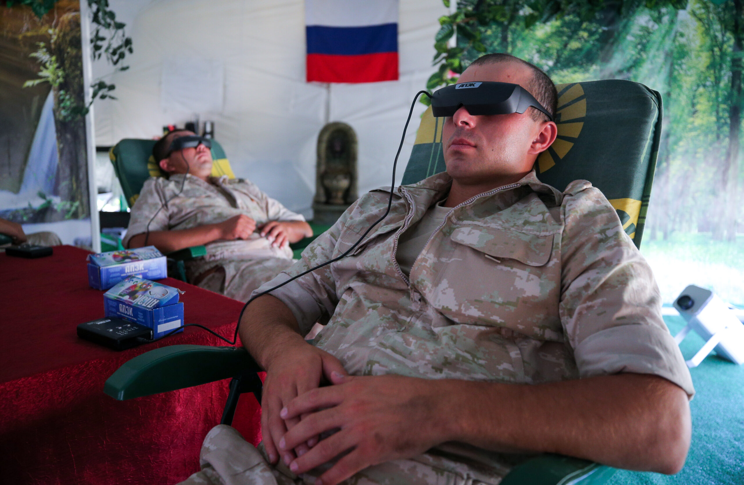 Военнослужащие отдыхают с помощью специальных тренажеров. Фото  Erik Romanenko/TASS/Scanpix/Leta