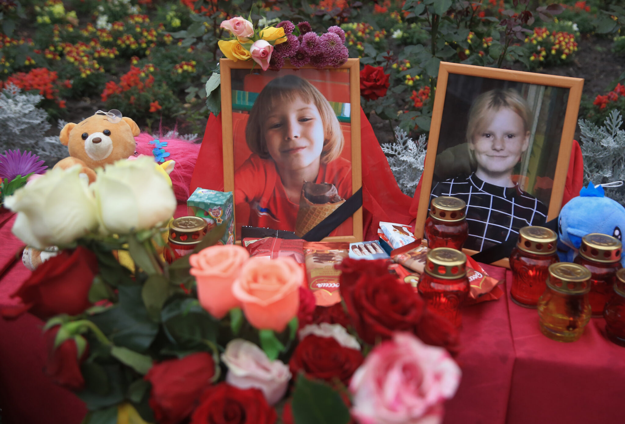 Фото погибших девочек на мемориале возле школы, где они учились. Фото  Yaroslav Belyayev/TASS/Scanpix/Leta