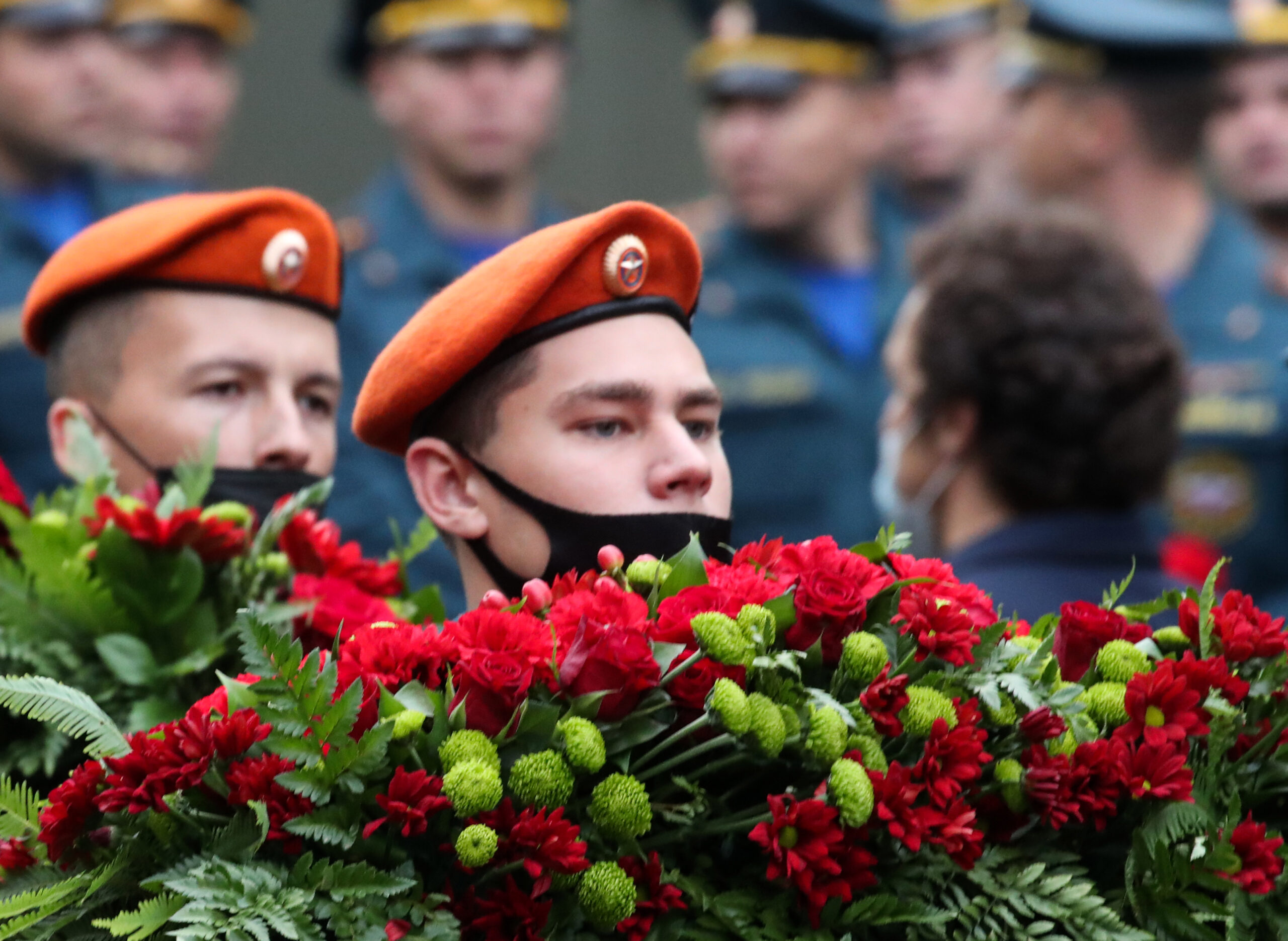Сотрудники МЧС России несут цветы во время прощания. Фото Sergei Karpukhin / TASS / Scanpix / Leta