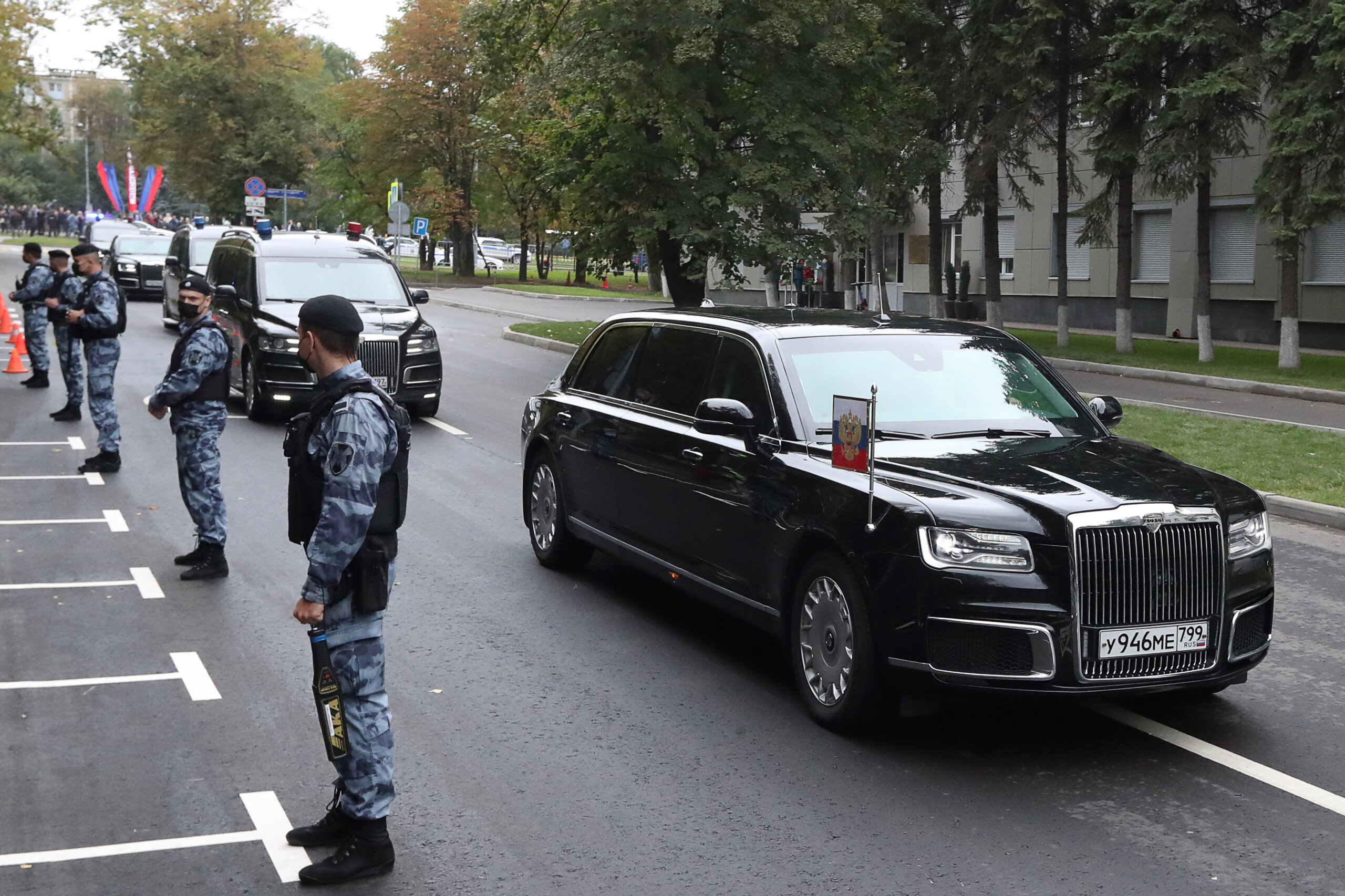 Автомобиль Владимира Путина Aurus Senat прибыл на церемонию прощания. Фото Sergei Karpukhin / TASS / Scanpix / Leta