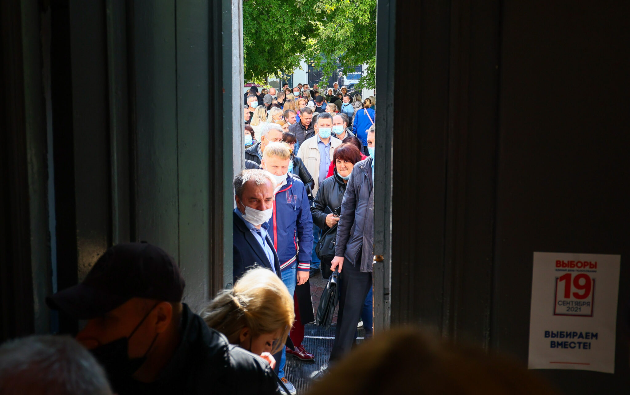 Люди стоят в очередеи на голосование. Фото Andrei Samsonov / TASS / Scanpix / Leta