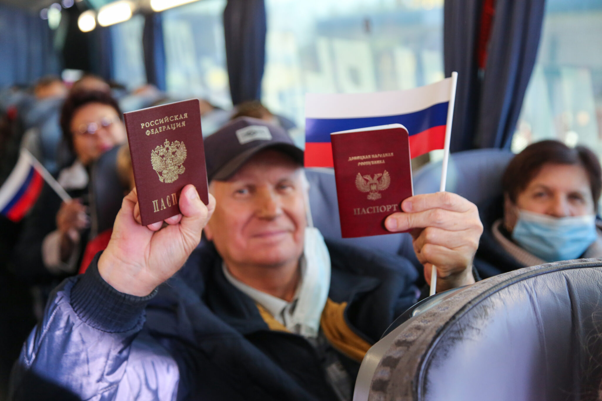 Жители Донбасса с российскими паспортами. Фото Valentin Sprinchak/TASS/Scanpix/LETA