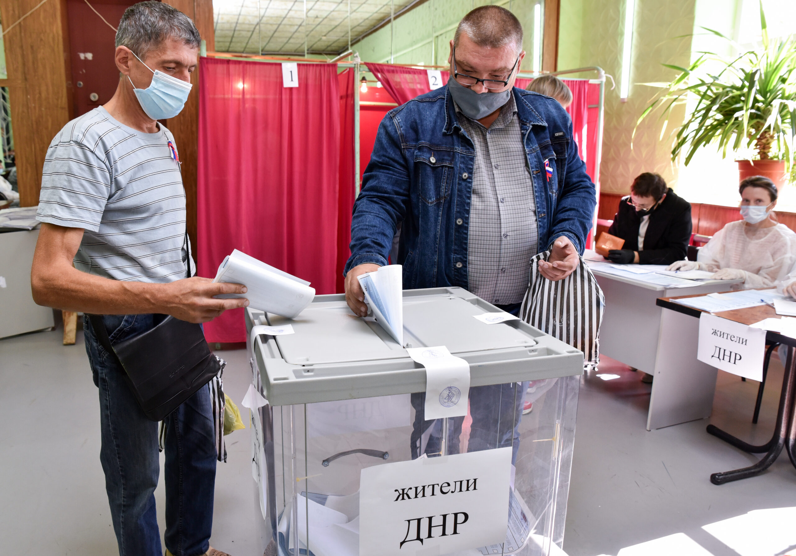 Те же, кто доехал до избирательных участков в Ростовской области России, смогли проголосовать по-старинке, бросив бюллетень в реальную урну для голосования. Фото Nikolai Trishin/TASS/Scanpix/LETA