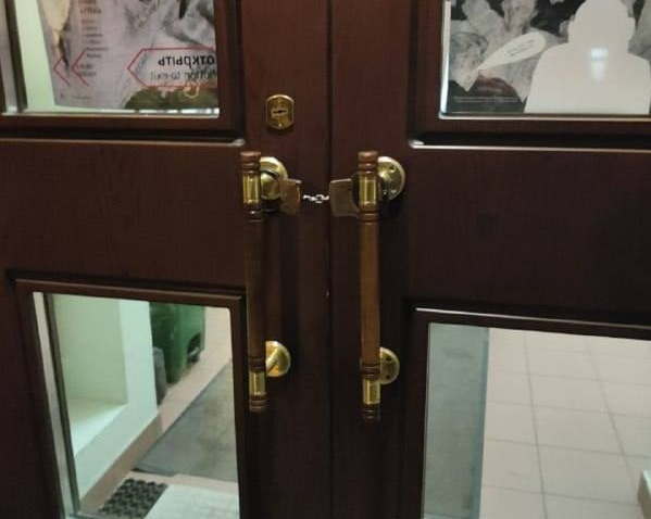 Заблокированные наручниками двери офиса "Мемориала". Фото: Сергей Пархоменко/Facebook
