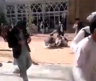 Возле мечети в Кандагаре, где произошел взрыв. Кадр видео, опубликованного в Twitter-аккаунте @IhteshamAfghan