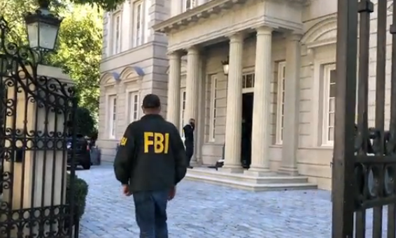 Сотрудники ФБР возле дома Олега Дерипаски в Вашингтоне. Кадр видео, опубликованного в Twitter-аккаунте NBC