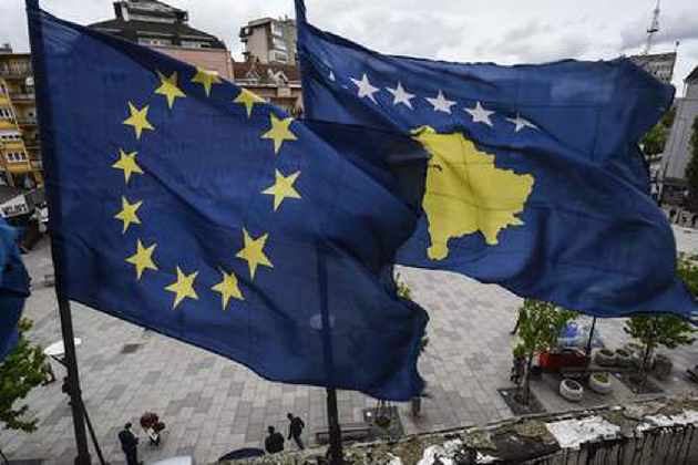 Флаги Евросоюза и Косова в центре Приштины. Фото AFP/Scanpix/LETA