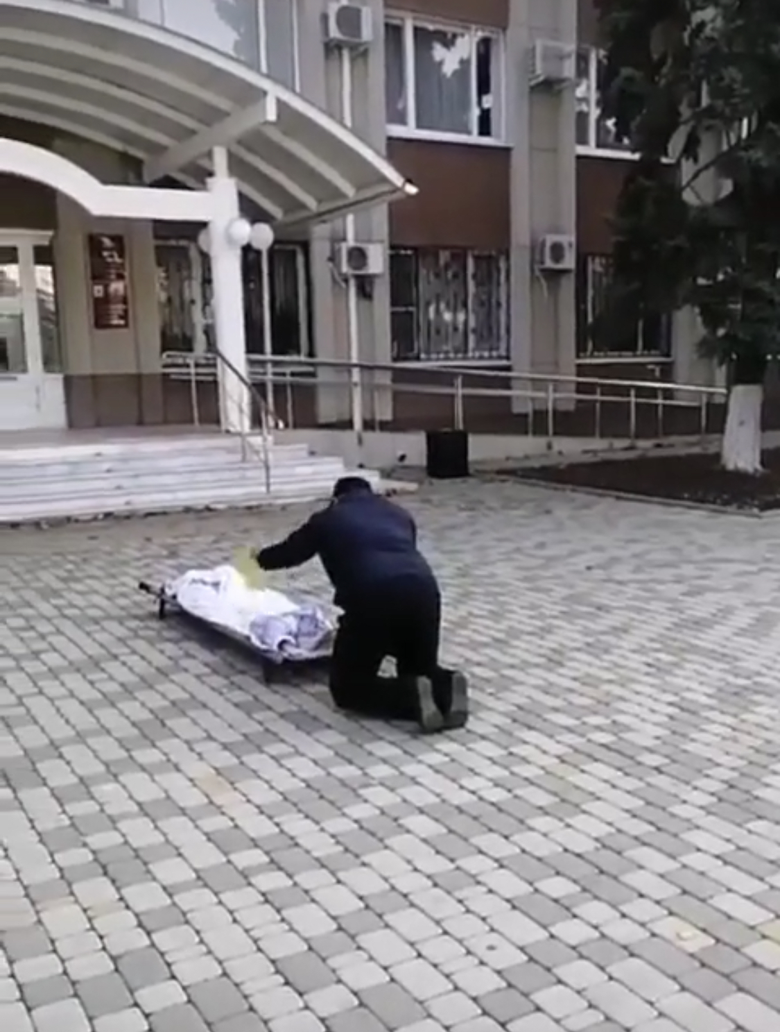 Мужчина привез труп к администрации  Тимашевска. Фото Instagram @typodar